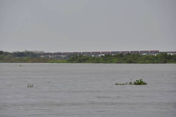 Trem passa sobre ponte ferroviária no rio Paraguai, região de Corumbá, no Mato Grosso do Sul